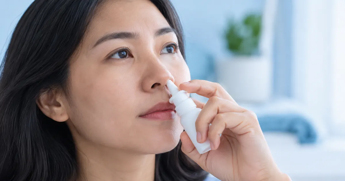 Người trưởng thành sử dụng dung dịch xịt mũi đúng cách trong không gian sạch sẽ