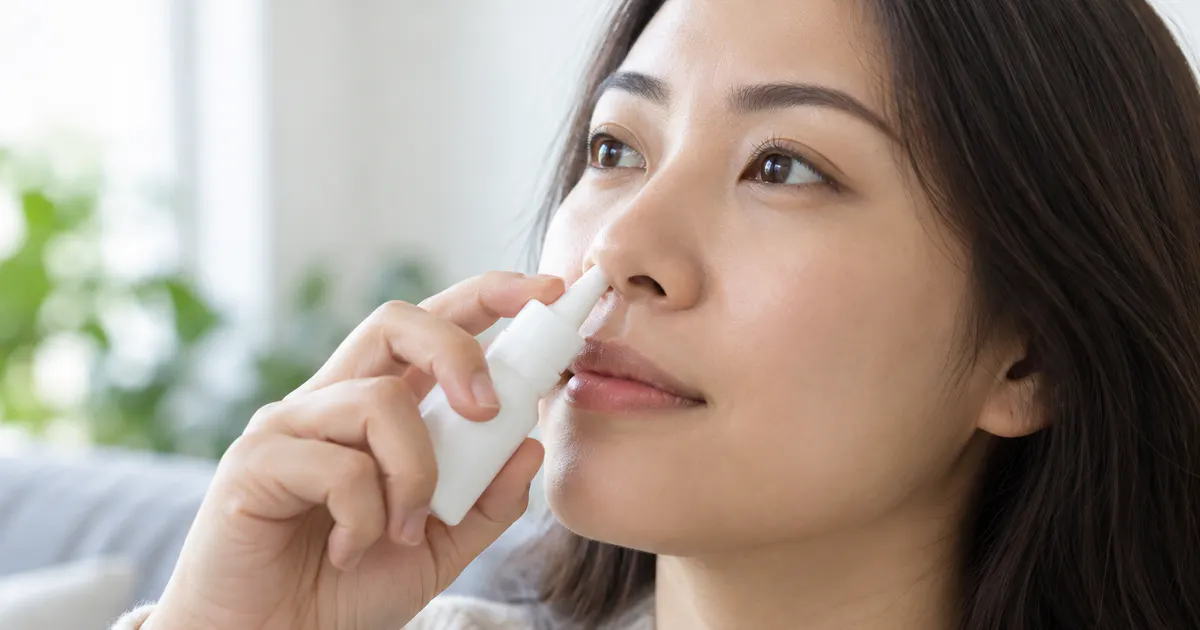 Người lớn sử dụng nước xịt mũi đúng cách trong chăm sóc mũi tại nhà