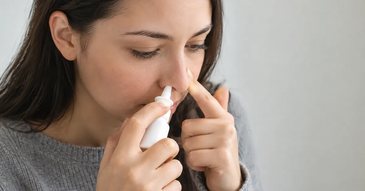 Minh họa kỹ thuật dùng nước xịt mũi đúng cách