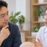 Người trưởng thành cân nhắc thuốc bổ não cho người lớn cùng dược sĩ trong tư vấn sức khỏe