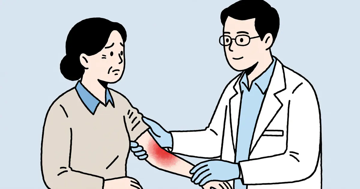 Người bệnh trao đổi với nhân viên y tế khi vùng da phát ban lan rộng