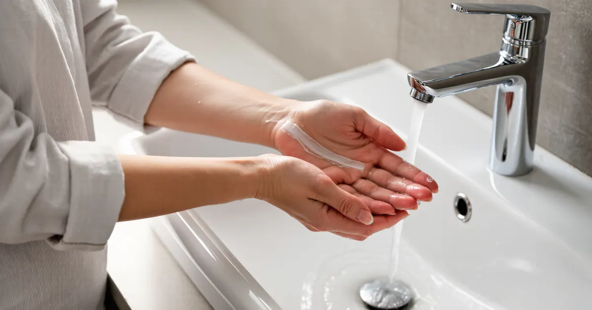 Người bệnh rửa tay trước khi bôi thuốc đúng cách lên vùng da viêm