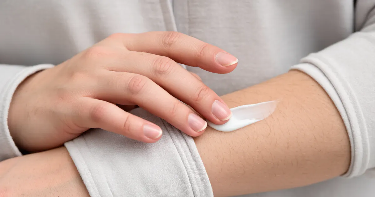 Cách bôi lớp thuốc mỏng lên vùng da viêm nang lông đúng cách