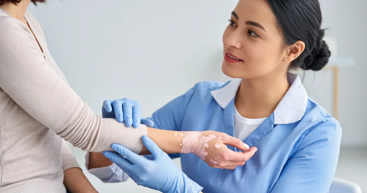 Bác sĩ tư vấn thuốc điều trị viêm da cơ địa cho người bệnh