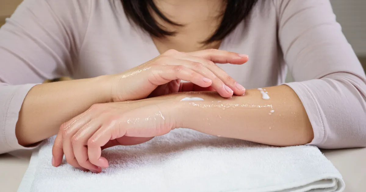 Cách thấm khô và dưỡng ẩm nhẹ nhàng cho vùng da viêm