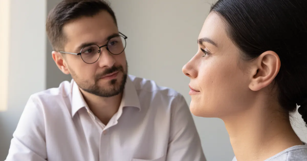 Người bệnh trao đổi với bác sĩ về sản phẩm chăm sóc da đầu