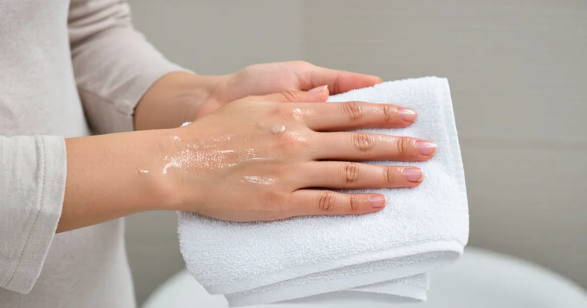 Chăm sóc nhẹ nhàng vùng da khô để giảm ngứa và kích ứng