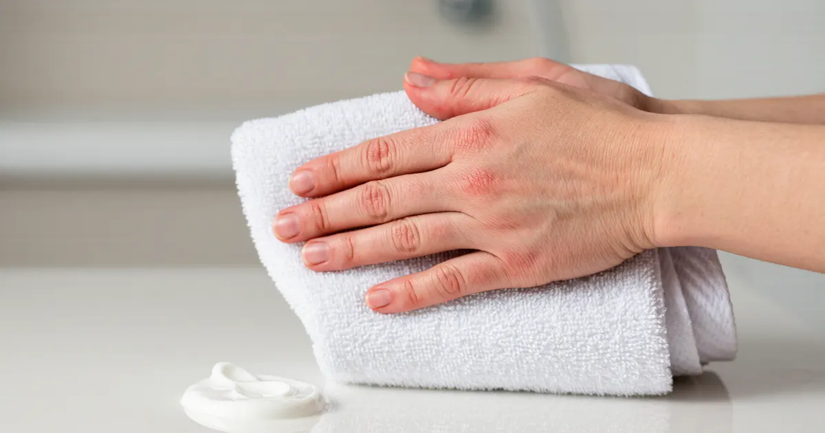 Chăm sóc ngón tay bằng cách lau khô nhẹ và dưỡng ẩm để giảm kích ứng