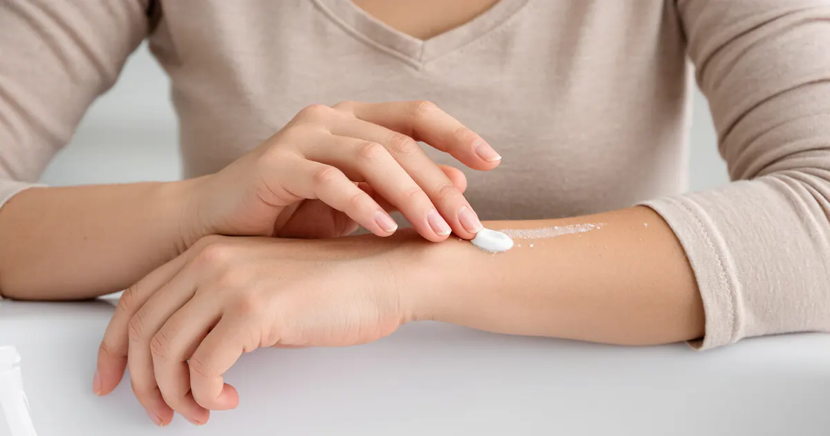 Cận cảnh dưỡng ẩm vùng cẳng tay khô trong quá trình chăm sóc viêm da cơ địa