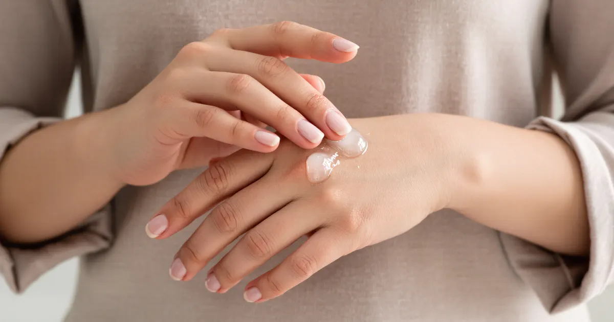 Thoa kem dưỡng ẩm để chăm sóc bàn tay khô nhạy cảm