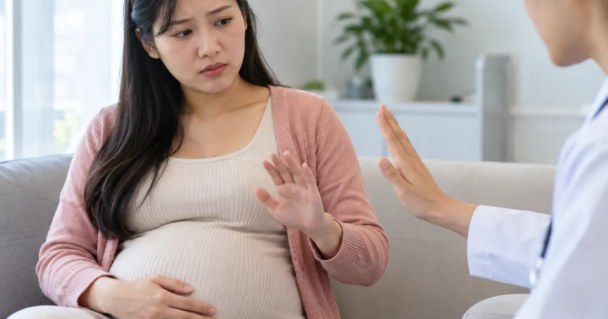 Mẹ bầu hỏi ý kiến nhân viên y tế trước khi dùng thuốc tiêu chảy