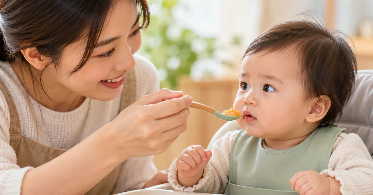 Minh họa cho bé làm quen thực phẩm mới với sự quan sát của người chăm sóc