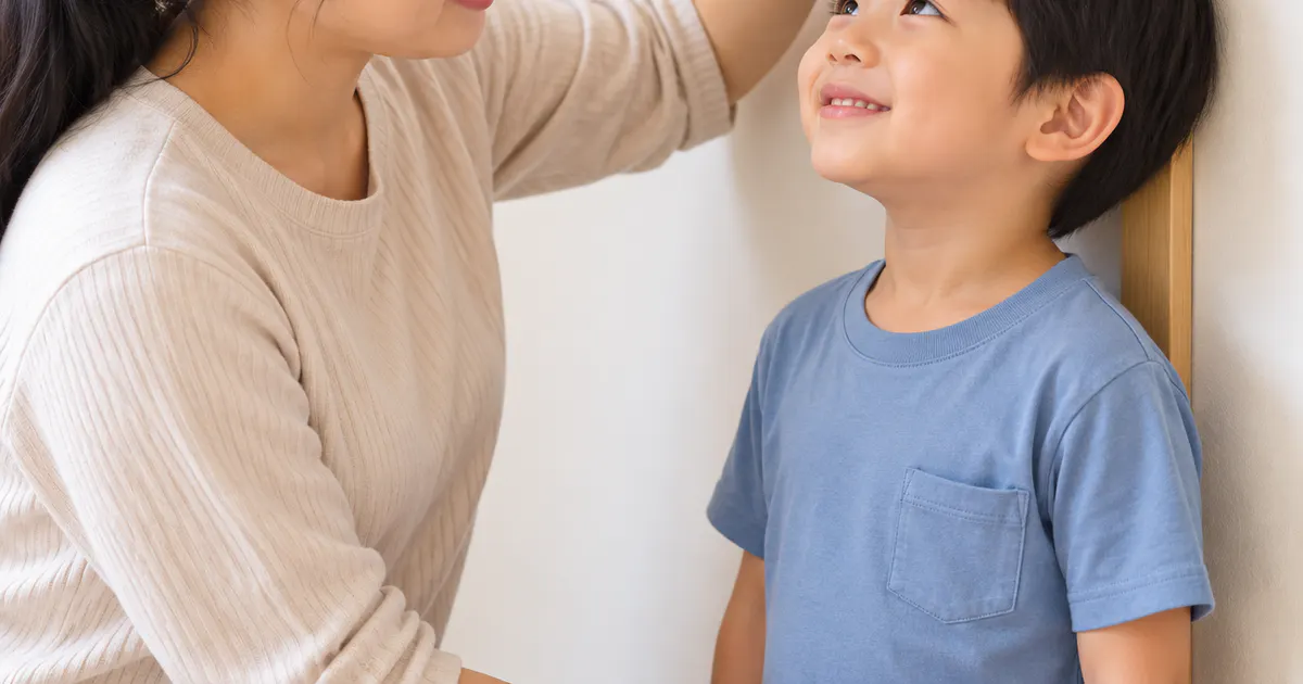 Cha mẹ đo chiều cao cho trẻ để theo dõi quá trình tăng trưởng