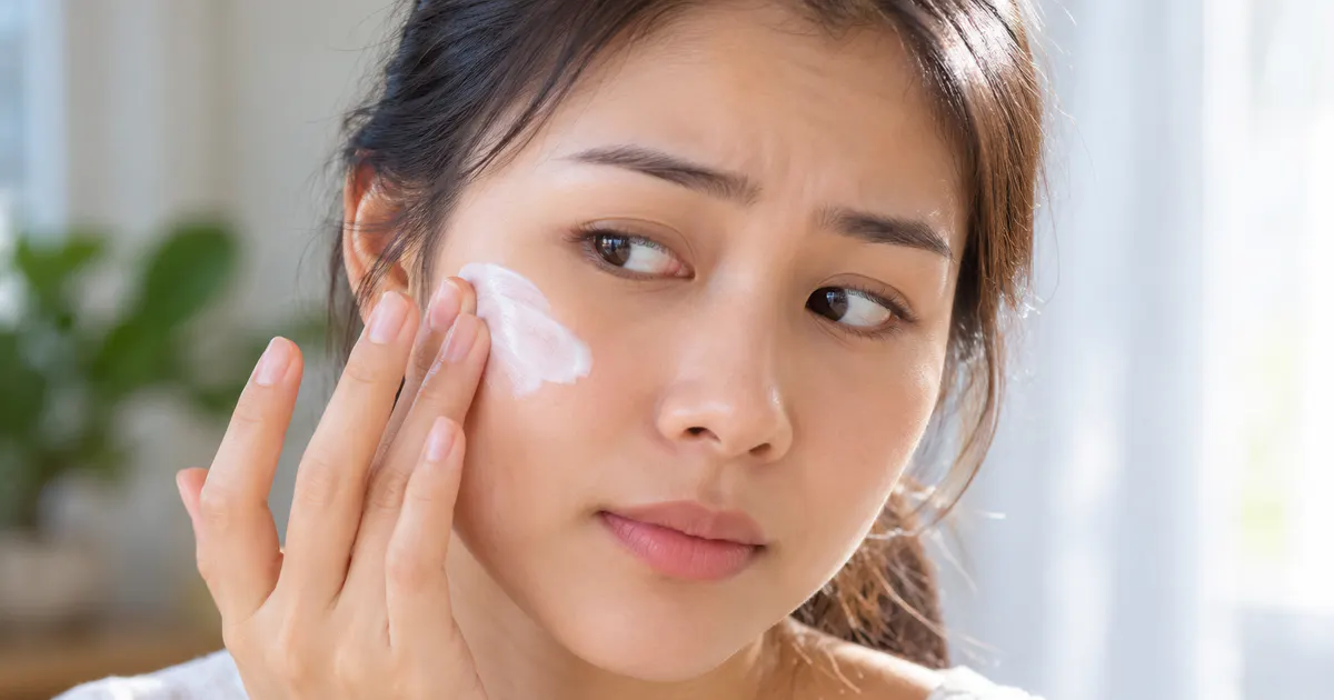 Bôi kem chống nắng bị cay mắt khi thoa sản phẩm gần vùng mí