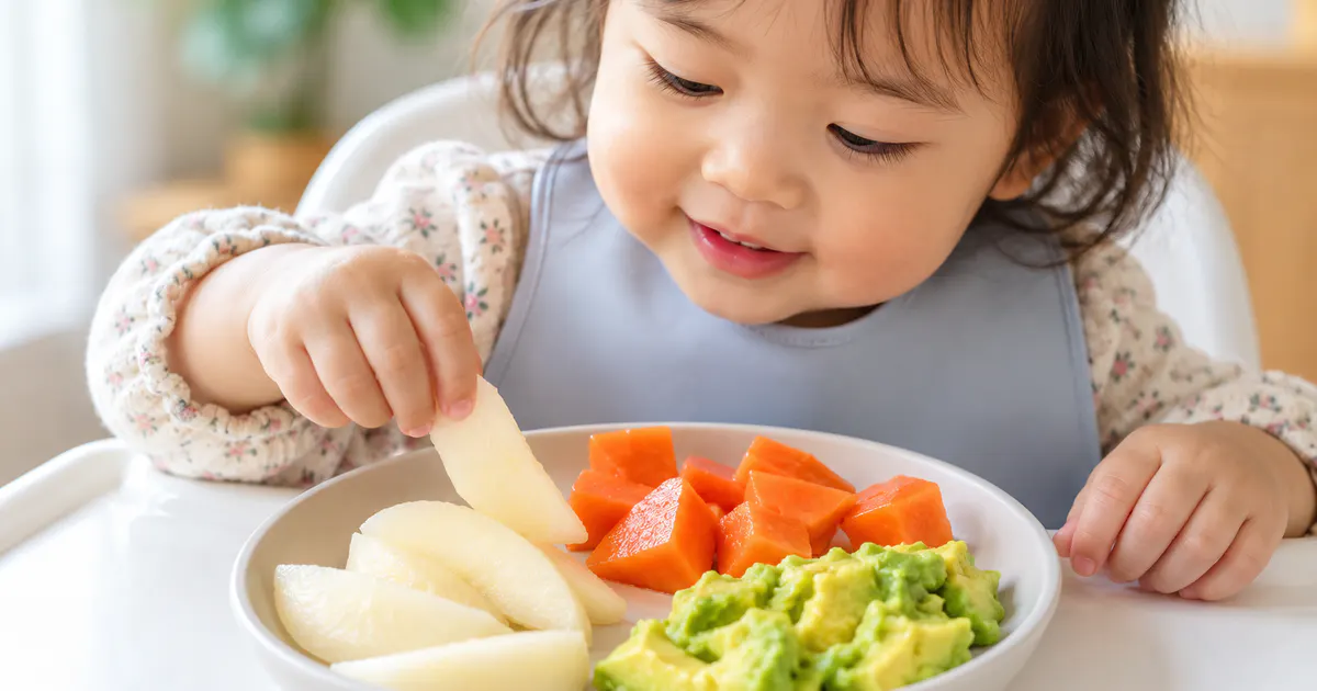 Đĩa trái cây mềm giúp tăng chất xơ tự nhiên cho trẻ nhỏ