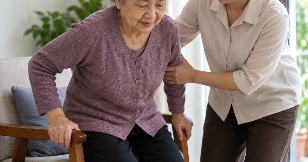 Người cao tuổi tập đứng và vận động an toàn sau ốm