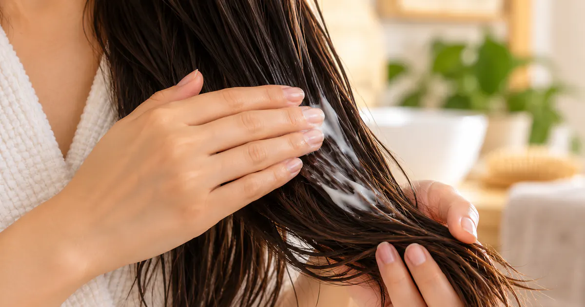 Minh họa thoa dầu xả vừa đủ cho thân và ngọn tóc khô xơ chẻ ngọn