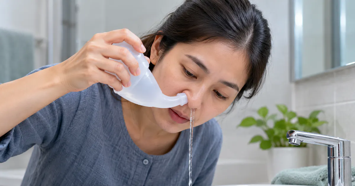 Người trưởng thành thực hiện vệ sinh mũi đúng cách tại nhà