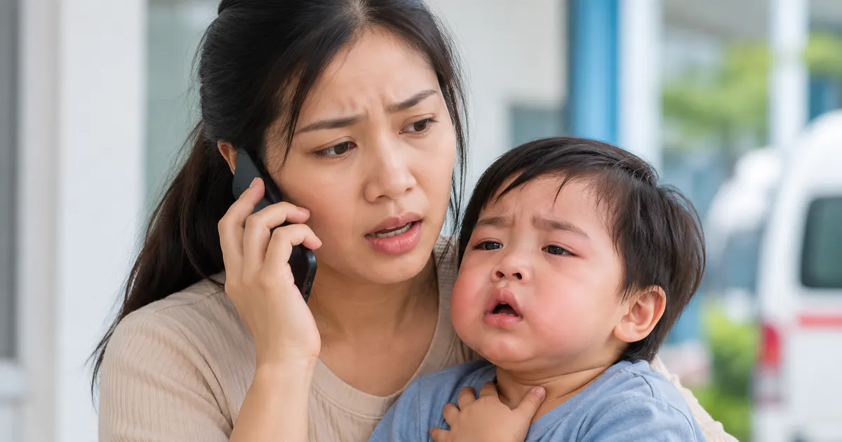Dấu hiệu cảnh báo cần đưa trẻ đi khám hoặc cấp cứu khi nghi dị ứng thực phẩm
