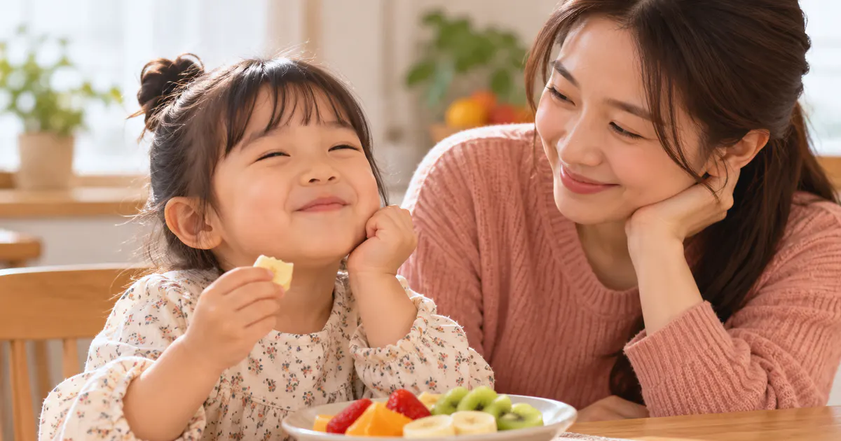 Cha mẹ quan sát phản ứng của trẻ sau bữa phụ để điều chỉnh phù hợp