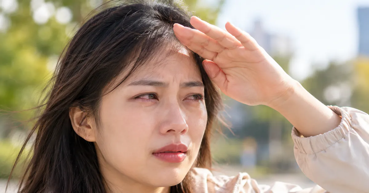 Người đeo kính bảo vệ mắt khi chảy nước mắt khi ra ngoài trời