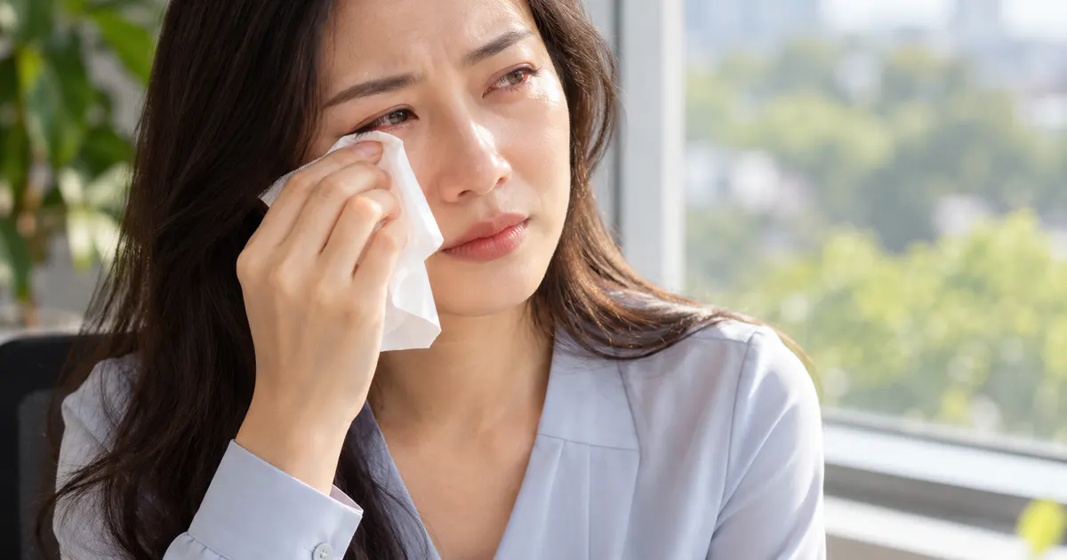 Người nghỉ mắt và thấm nhẹ nước mắt khi có biểu hiện khô mắt