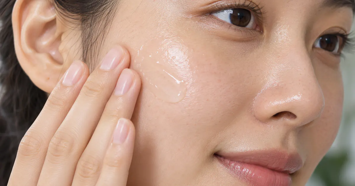 Thoa dưỡng ẩm mỏng nhẹ cho da dầu thiếu nước