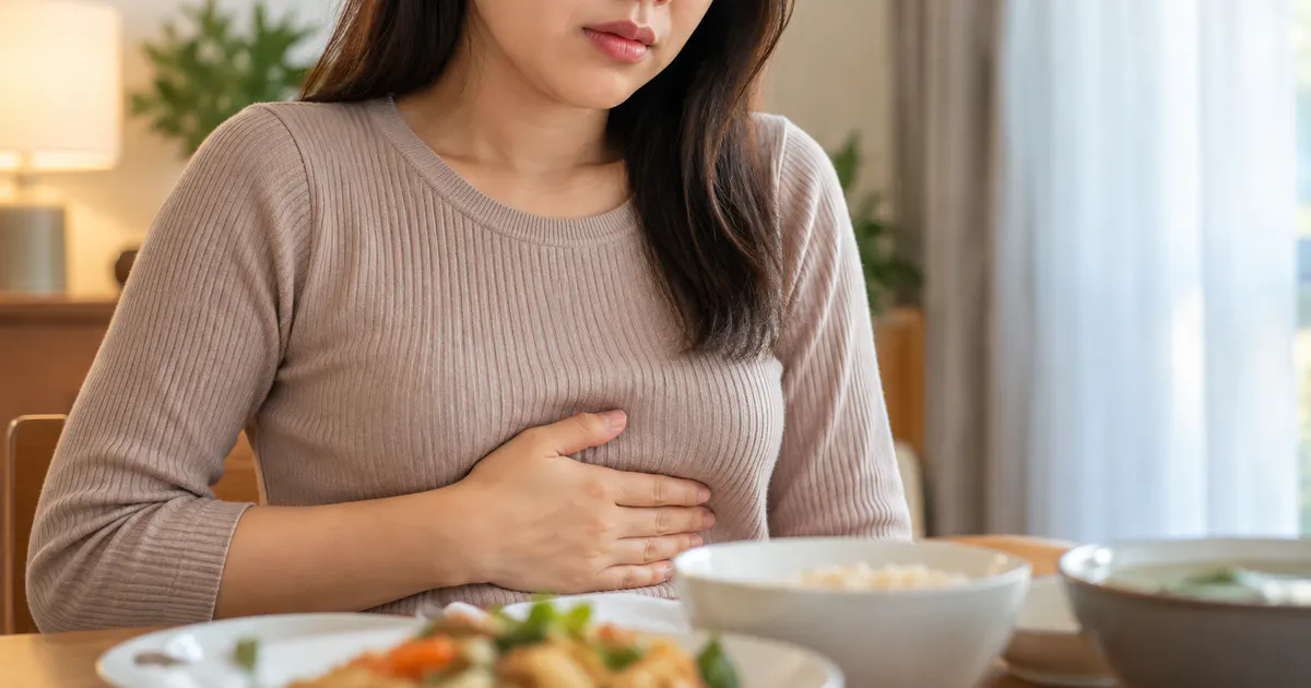 Người trưởng thành đang khó chịu vì đau dạ dày trào ngược sau bữa ăn