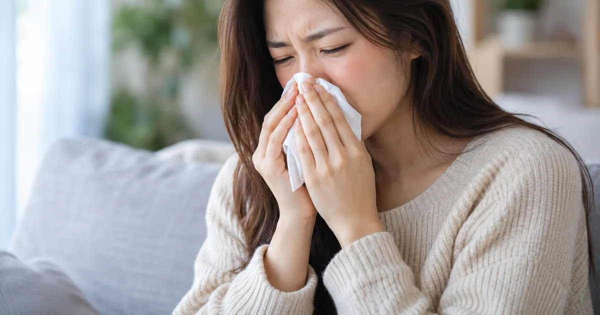 Người phụ nữ nhận biết dấu hiệu của viêm mũi dị ứng khi hắt hơi và nghẹt mũi