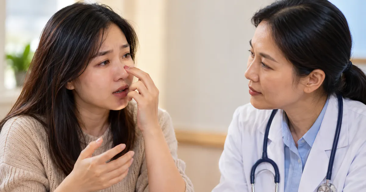 Người bệnh trao đổi với nhân viên y tế khi dấu hiệu của viêm mũi dị ứng kéo dài
