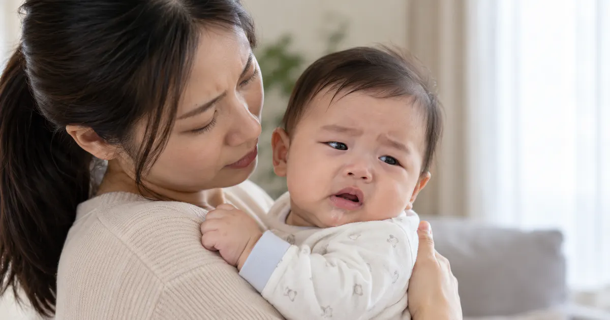 dấu hiệu trào ngược dạ dày ở trẻ: em bé khó chịu sau cữ bú được cha mẹ theo dõi