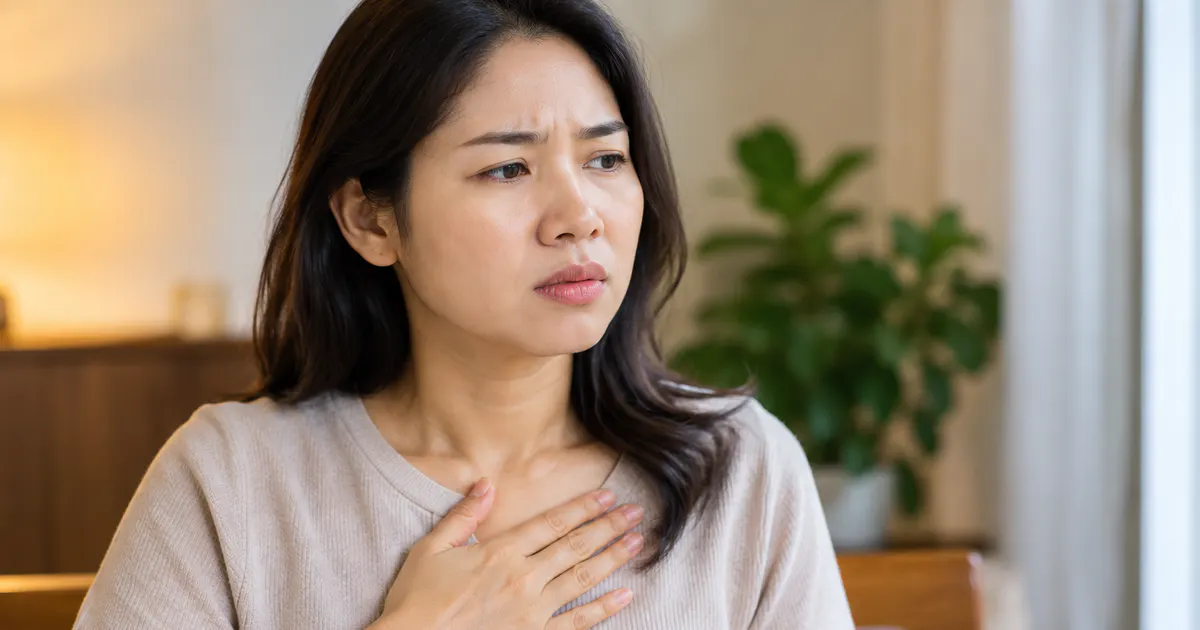 Người trưởng thành nhận biết dấu hiệu trào ngược dạ dày thực quản với cảm giác nóng rát sau xương ức