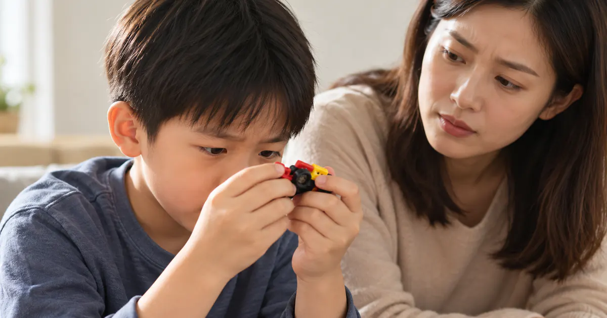 Cha mẹ nhận biết dấu hiệu trẻ bị cận thị sớm khi trẻ nheo mắt nhìn xa