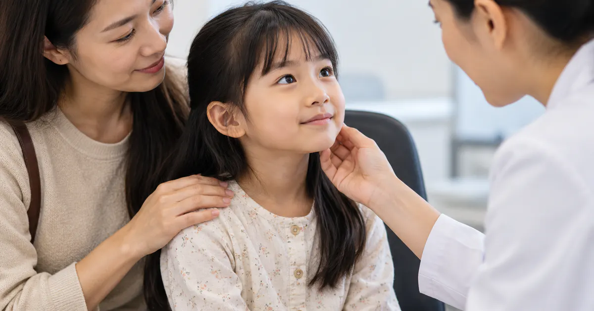 Cha mẹ đưa trẻ đi khám mắt khi có dấu hiệu thị lực bất thường