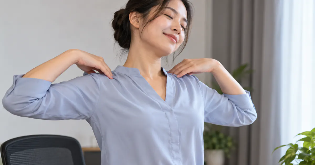 Người thực hiện vận động nhẹ trong giờ nghỉ để giảm mỏi lưng