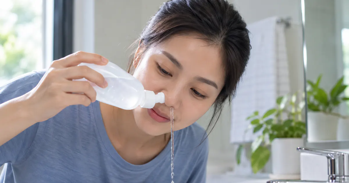 Người trưởng thành thực hiện điều trị viêm xoang mũi tại nhà bằng rửa mũi an toàn