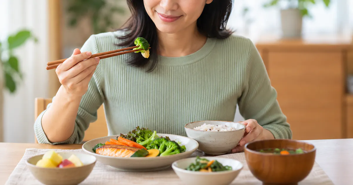 Người trưởng thành ăn khẩu phần vừa phải và ngồi thẳng để giảm khó chịu trào ngược