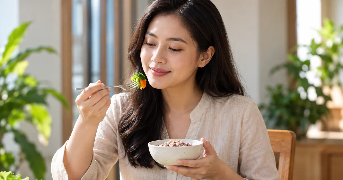 Người trưởng thành ăn bữa vừa phải ở tư thế ngồi thẳng để hạn chế trào ngược