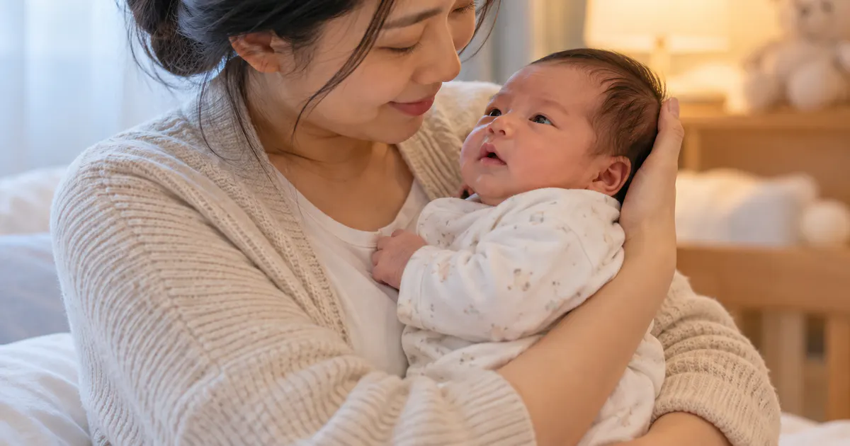 Theo dõi bú và tư thế an toàn khi bé sơ sinh nghẹt mũi