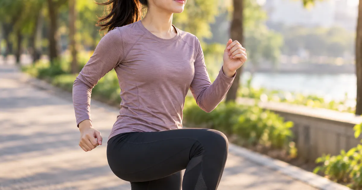 Người chạy bộ làm nóng bắp chân, đùi và thân trên