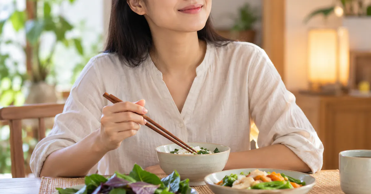Ngồi thẳng sau bữa ăn để hỗ trợ giảm triệu chứng trào ngược