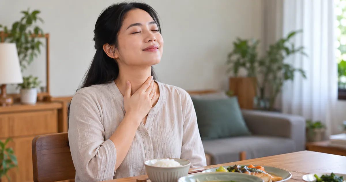 Người bệnh ngồi thẳng sau ăn để hạn chế kích thích họng do trào ngược