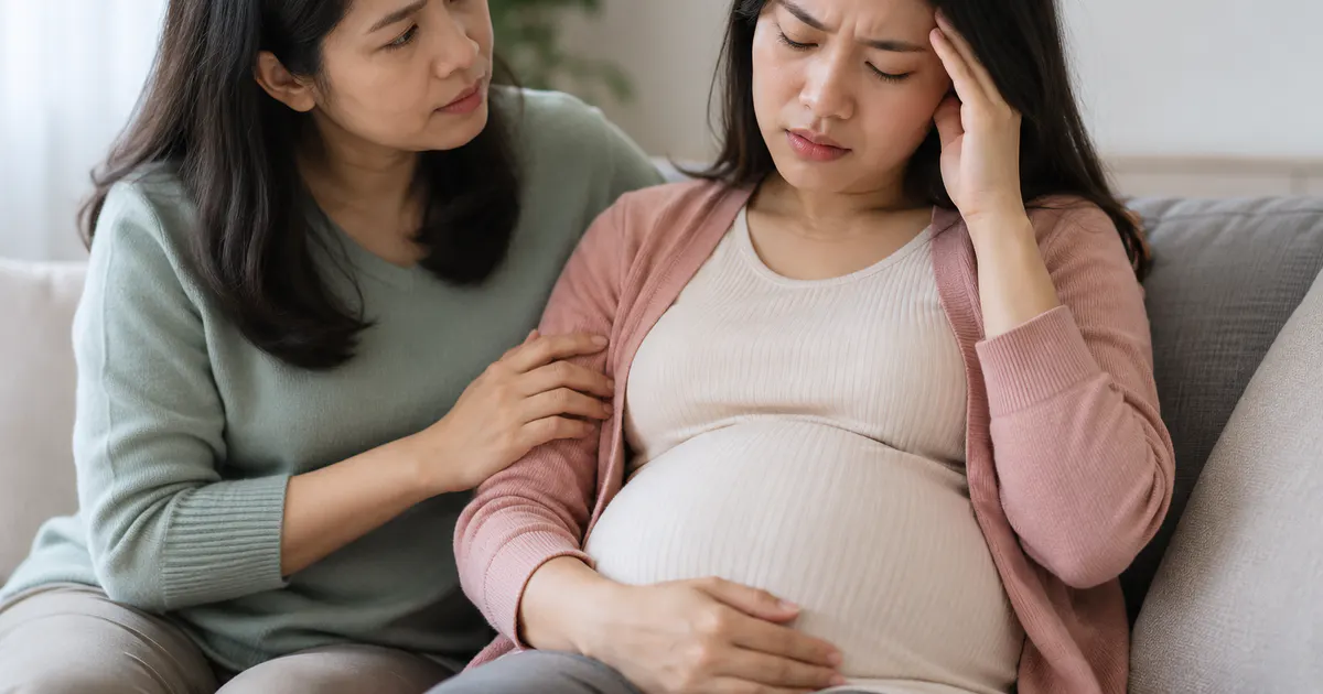 Mẹ bầu được người thân hỗ trợ khi có dấu hiệu đau đầu bất thường