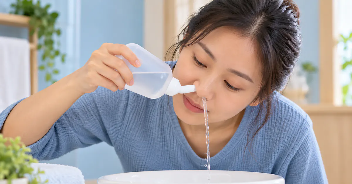 Minh họa vệ sinh mũi nhẹ nhàng khi bị nghẹt mũi