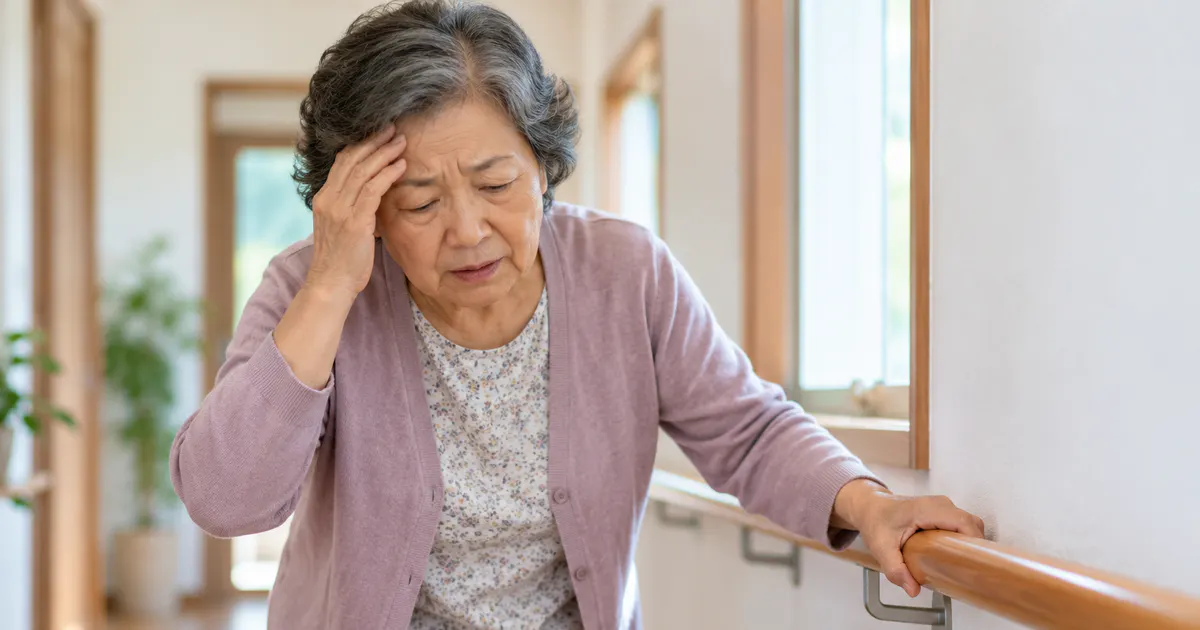 Người cao tuổi đi lại cẩn thận với tay vịn để phòng té ngã