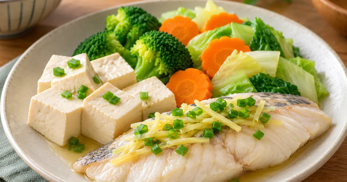 Cá hấp, đậu phụ và rau củ nấu chín trong bữa tối của người cao tuổi