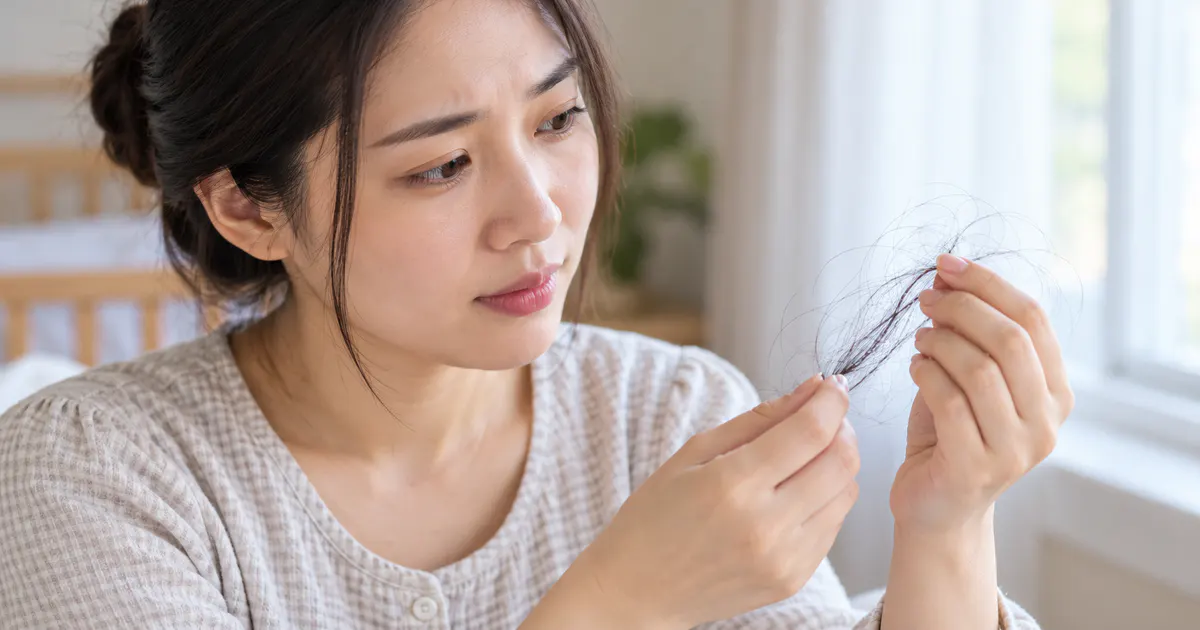 Mẹ sau sinh theo dõi rụng tóc sau sinh bao lâu thì giảm bên cửa sổ