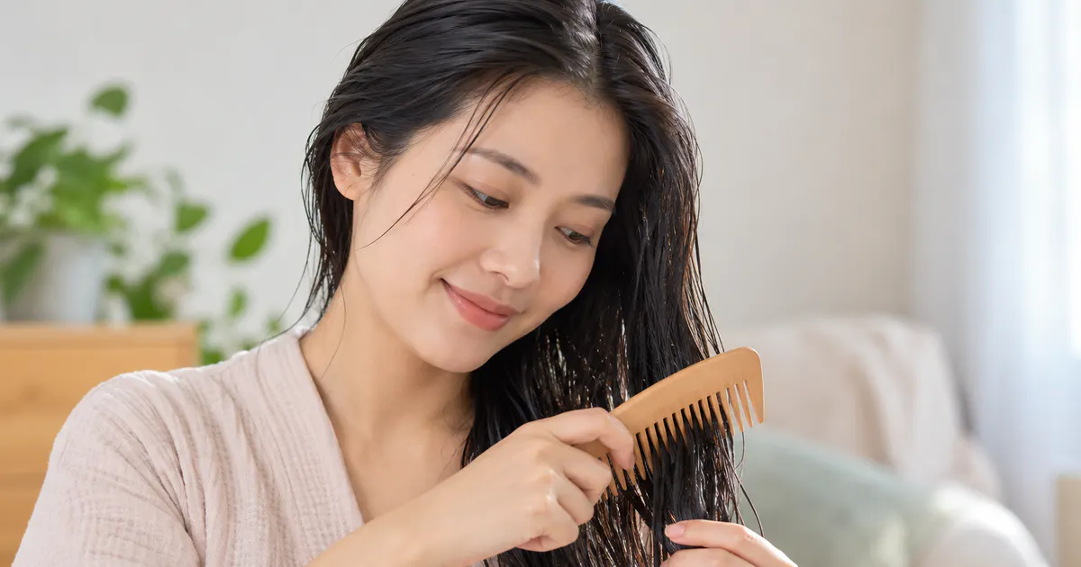 Mẹ sau sinh chải tóc nhẹ nhàng để chăm sóc da đầu và giảm gãy tóc