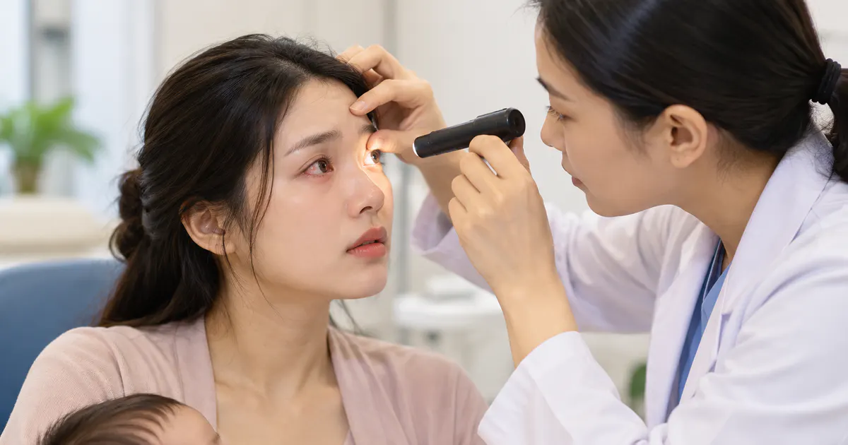 Mẹ sau sinh trao đổi với bác sĩ khi khô mắt kéo dài
