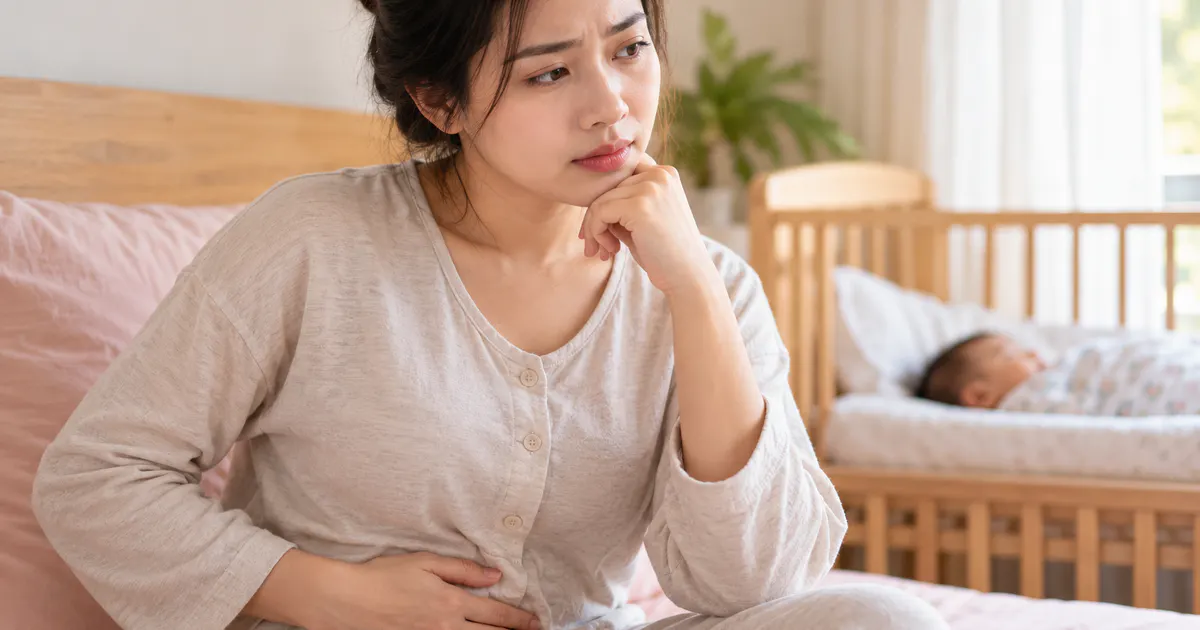 Mẹ sau sinh bị són tiểu phải làm sao đang tập sàn chậu an toàn tại nhà